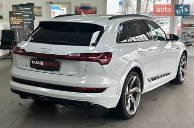 Позашляховик / Кросовер Audi e-tron 2022 в 