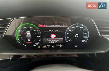 Позашляховик / Кросовер Audi e-tron 2022 в 