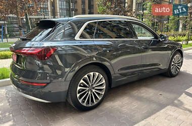Внедорожник / Кроссовер Audi e-tron 2021 в 