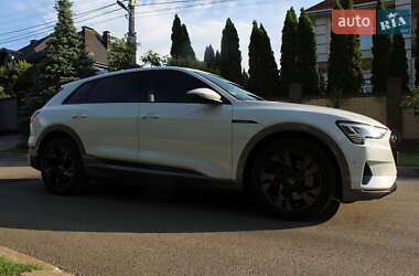 Внедорожник / Кроссовер Audi e-tron 2022 в 