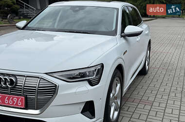 Позашляховик / Кросовер Audi e-tron 2021 в 