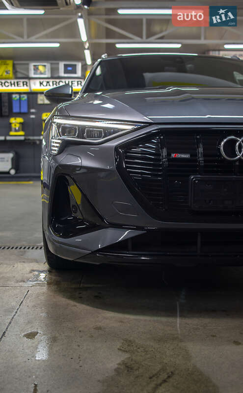 Позашляховик / Кросовер Audi e-tron 2021 в Чернівцях