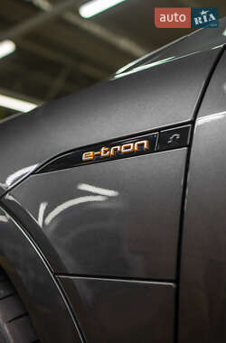 Внедорожник / Кроссовер Audi e-tron 2021 в 