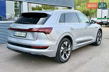 Внедорожник / Кроссовер Audi e-tron 2022 в 