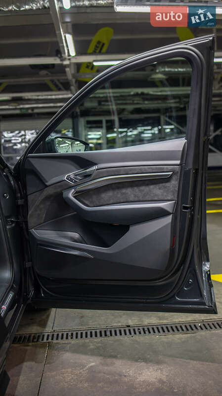 Позашляховик / Кросовер Audi e-tron 2021 в Чернівцях