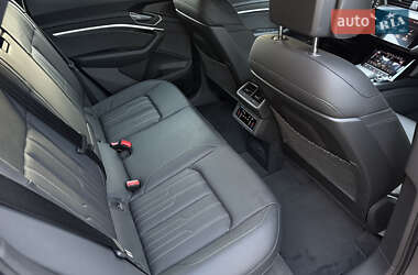 Позашляховик / Кросовер Audi e-tron 2022 в 