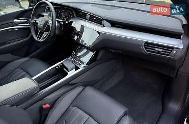 Позашляховик / Кросовер Audi e-tron 2022 в 