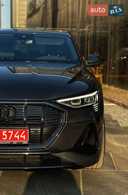 Внедорожник / Кроссовер Audi e-tron 2023 в 