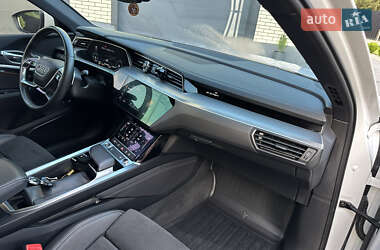 Позашляховик / Кросовер Audi e-tron 2021 в 