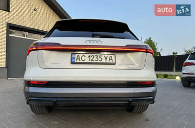 Позашляховик / Кросовер Audi e-tron 2021 в 