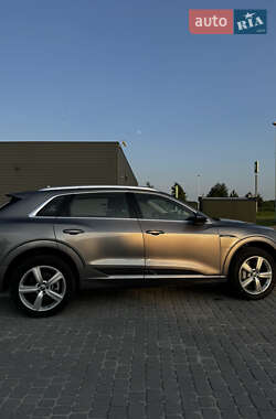 Внедорожник / Кроссовер Audi e-tron 2020 в 
