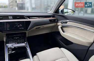 Внедорожник / Кроссовер Audi e-tron 2019 в 