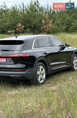 Внедорожник / Кроссовер Audi e-tron 2022 в 