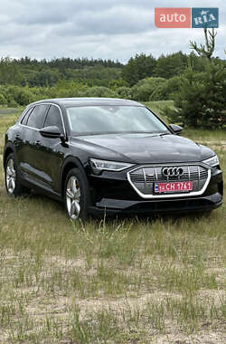 Внедорожник / Кроссовер Audi e-tron 2022 в 