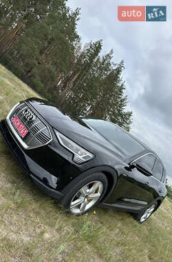 Внедорожник / Кроссовер Audi e-tron 2022 в 