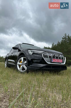 Внедорожник / Кроссовер Audi e-tron 2022 в 