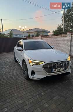 Позашляховик / Кросовер Audi e-tron 2019 в 