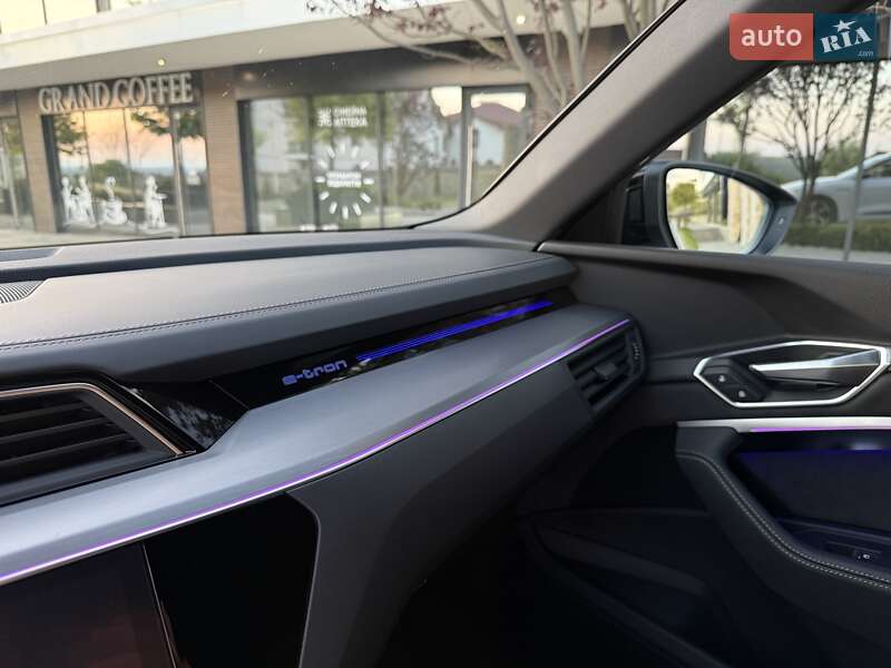 Внедорожник / Кроссовер Audi e-tron 2022 в Ужгороде