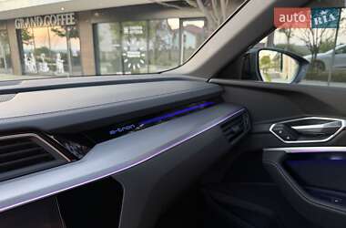 Внедорожник / Кроссовер Audi e-tron 2022 в 