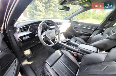 Позашляховик / Кросовер Audi e-tron 2022 в 