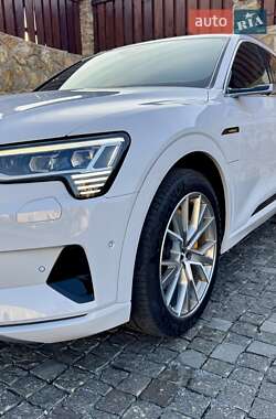Внедорожник / Кроссовер Audi e-tron 2020 в 