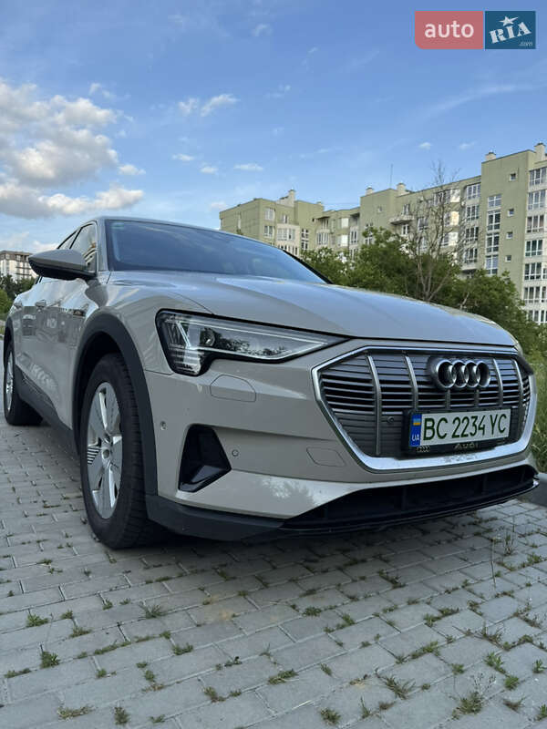 Внедорожник / Кроссовер Audi e-tron 2021 в 