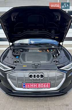 Внедорожник / Кроссовер Audi e-tron 2022 в 