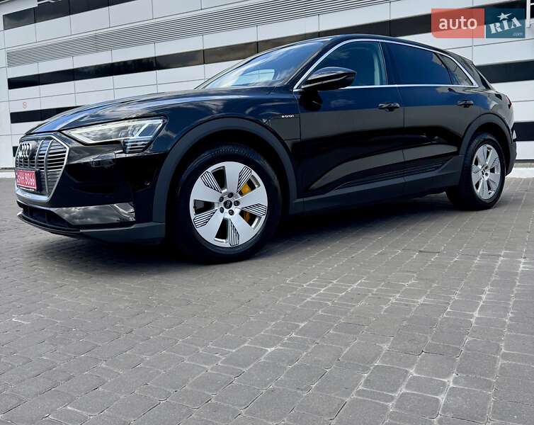 Внедорожник / Кроссовер Audi e-tron 2022 в 