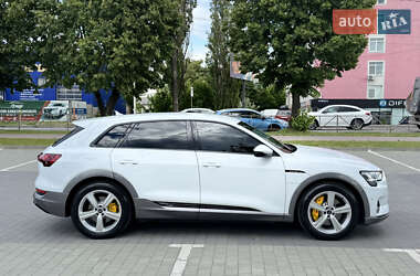 Позашляховик / Кросовер Audi e-tron 2023 в 