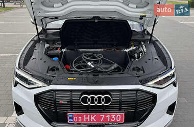 Позашляховик / Кросовер Audi e-tron 2023 в 