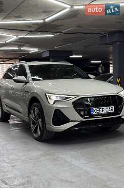 Позашляховик / Кросовер Audi e-tron 2022 в 