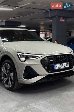 Позашляховик / Кросовер Audi e-tron 2022 в 