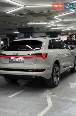 Позашляховик / Кросовер Audi e-tron 2022 в 