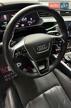 Позашляховик / Кросовер Audi e-tron 2022 в 