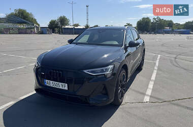 Позашляховик / Кросовер Audi e-tron 2021 в 