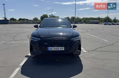 Позашляховик / Кросовер Audi e-tron 2021 в 