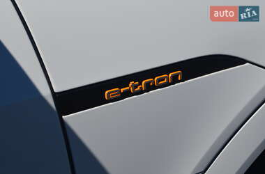 Позашляховик / Кросовер Audi e-tron 2020 в 