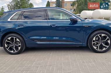Позашляховик / Кросовер Audi e-tron 2021 в 