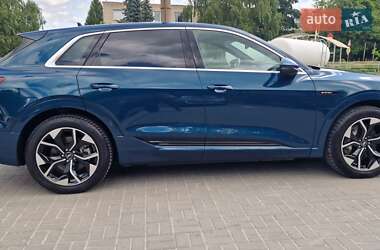 Позашляховик / Кросовер Audi e-tron 2021 в 