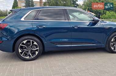 Позашляховик / Кросовер Audi e-tron 2021 в 