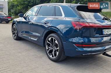Позашляховик / Кросовер Audi e-tron 2021 в 