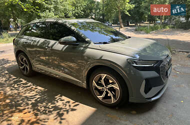 Позашляховик / Кросовер Audi e-tron 2022 в 
