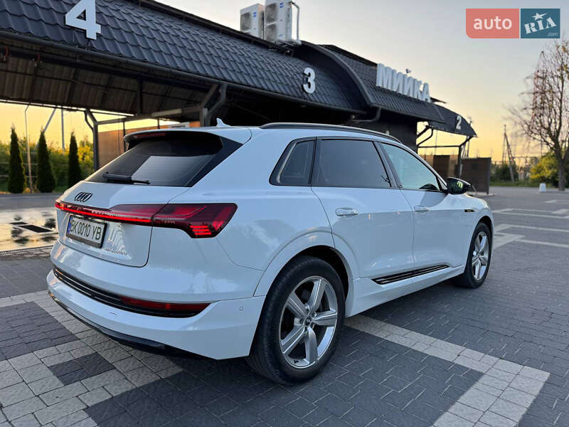 Позашляховик / Кросовер Audi e-tron 2020 в Почаєві