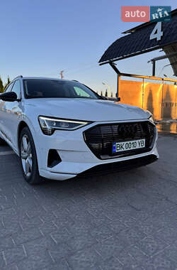 Внедорожник / Кроссовер Audi e-tron 2020 в 