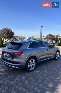 Позашляховик / Кросовер Audi e-tron 2019 в 