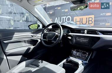Позашляховик / Кросовер Audi e-tron 2022 в 