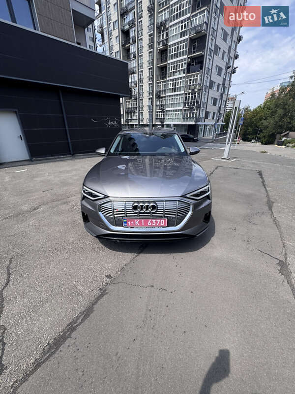 Позашляховик / Кросовер Audi e-tron 2022 в 