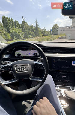 Позашляховик / Кросовер Audi e-tron 2022 в 