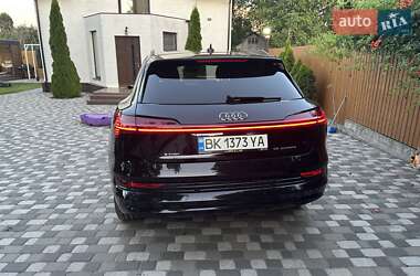 Позашляховик / Кросовер Audi e-tron 2019 в 