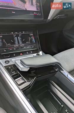 Внедорожник / Кроссовер Audi e-tron 2022 в 